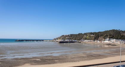 514 - A Erquy, en bordure de la plage du centre