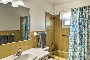 Articles de toilette gratuits, sèche-cheveux, serviettes fournies