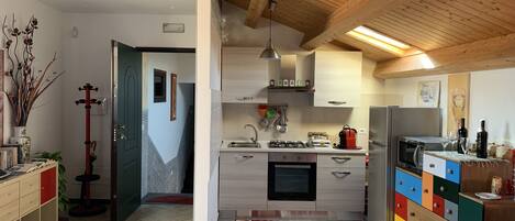 Fridge, oven, stovetop, coffee/tea maker