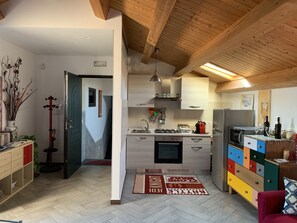 Réfrigérateur, four, plaque de cuisson, cafetière/bouilloire