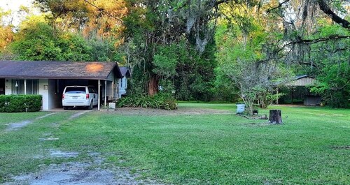 Quiet Bed & Bath close to Manatee State Park and many other FL entertainments.