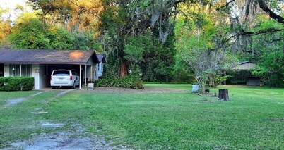 Quiet Bed & Bath close to Manatee State Park and many other FL entertainments.
