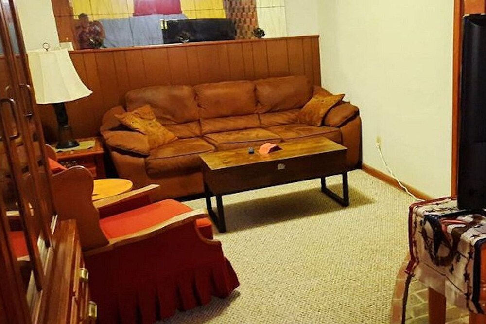 Sandie's Country Hideaway is close to many FL entertainments.
