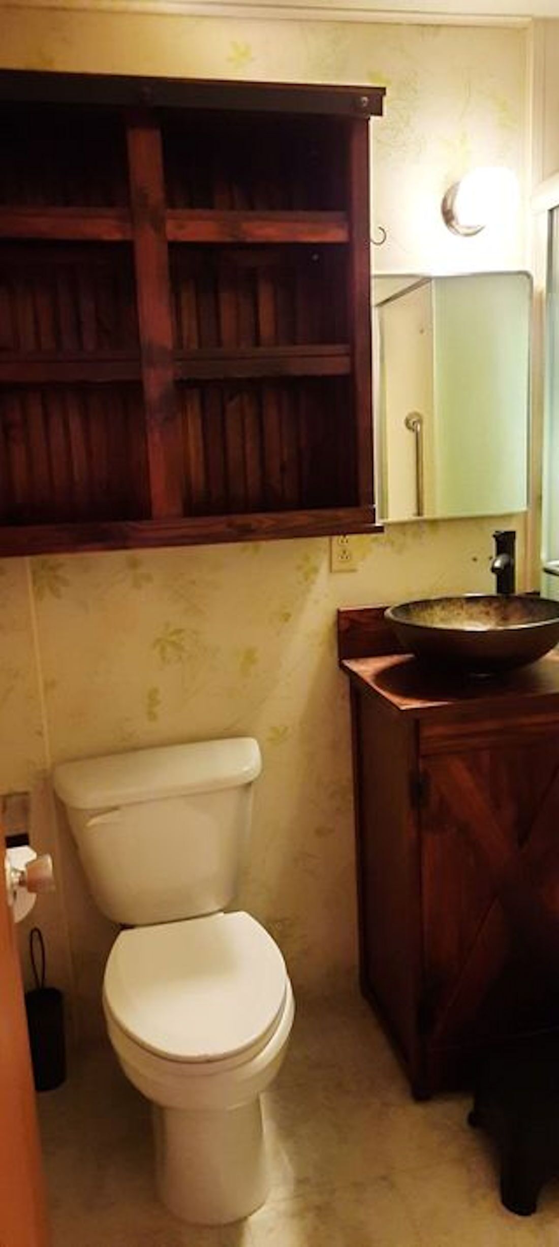 Sandie's Country Hideaway is close to many FL entertainments.