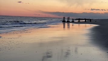 Tæt på stranden, liggestole, badehåndklæder