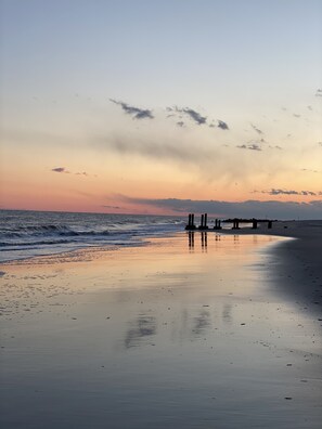 Nær stranden, solsenger og strandhåndklær
