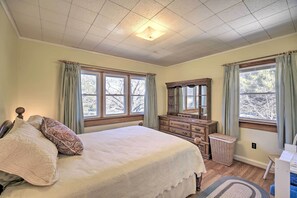 2 bedrooms, desk, iron/ironing board, internet