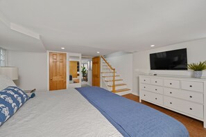 1 chambre, bureau, fer et planche à repasser, lit parapluie