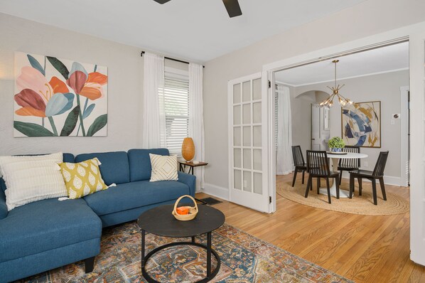 TV connectée, livres, services de streaming, espaces bureaux