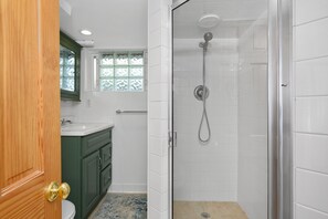 Baignoire, sèche-cheveux, serviettes fournies, savon