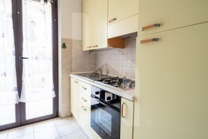 冰箱、烤箱、炉灶、厨具/餐具