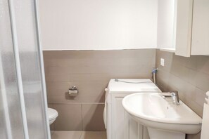 Doccia, asciugacapelli, bidet, asciugamani