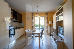 Kühlschrank, Ofen, Herdplatte, Kochgeschirr/Geschirr/Besteck