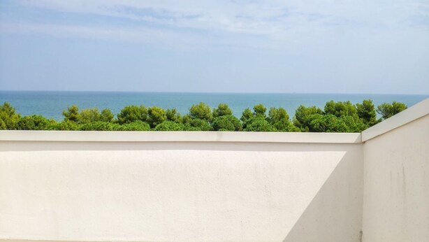 A balcony with a view of the sea and green trees. - The recently-built Résidence Cerrano Park comprises two buildings with 12 three-room apartments, and offers guests the unique opportunity to enjoy breakfast or lunch with a breathtaking view of the surrounding countryside. (Foggetta)