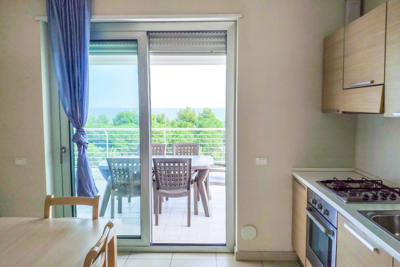 Frigorifero, forno, piano cottura, tostapane