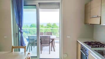 Kylskåp, ugn, spishäll och brödrost