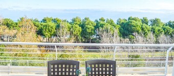 The recently-built Résidence Cerrano Park comprises two buildings with 12 three-room apartments, and offers guests the unique opportunity to enjoy breakfast or lunch with a breathtaking view of the surrounding countryside.