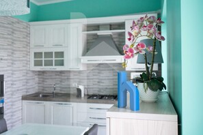 Frigorifero, forno, piano cottura, pentole/stoviglie/utensili