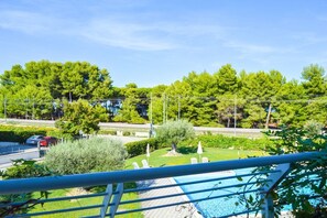 A pool area with a view of a road and trees. - Mykonos B4 - Zeus - Two-room apartment (Pineto)