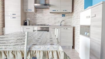 Frigorifero, forno, piano cottura, pentole/stoviglie/utensili