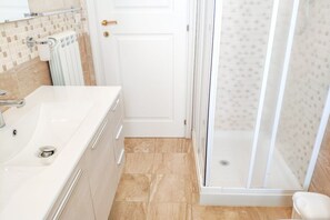 Shower, hair dryer, bidet, towels - Mykonos B7 - Apollo - 2-room apartment with terrace and sea view (Pineto)