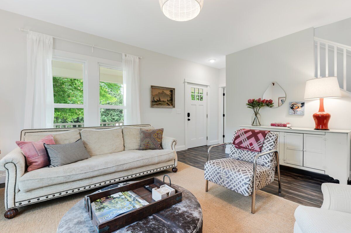 The Greenhouse: A Picturesque Pet-Friendly Home Walk-Friendly to Downtown Dundee