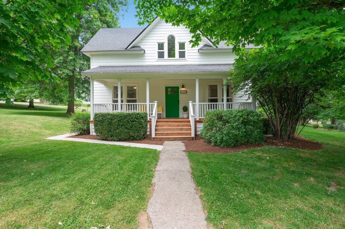 The Greenhouse: A Picturesque Pet-Friendly Home Walk-Friendly to Downtown Dundee