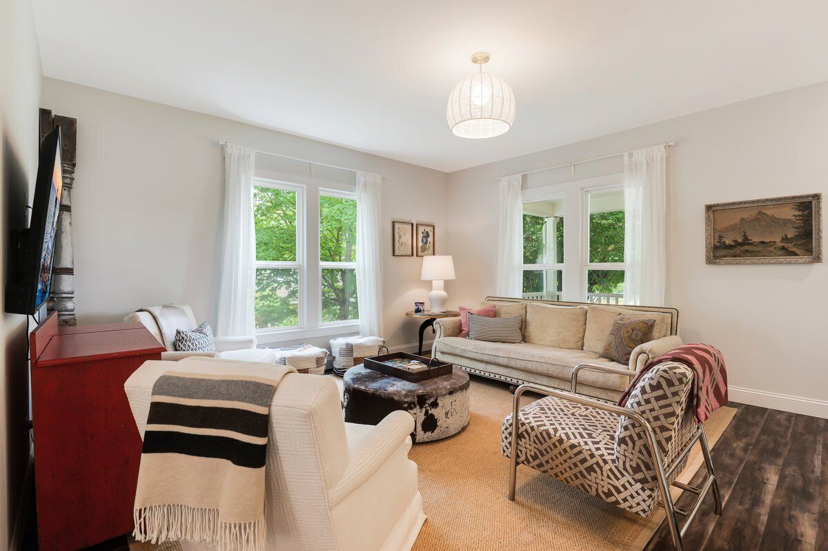 The Greenhouse: A Picturesque Pet-Friendly Home Walk-Friendly to Downtown Dundee