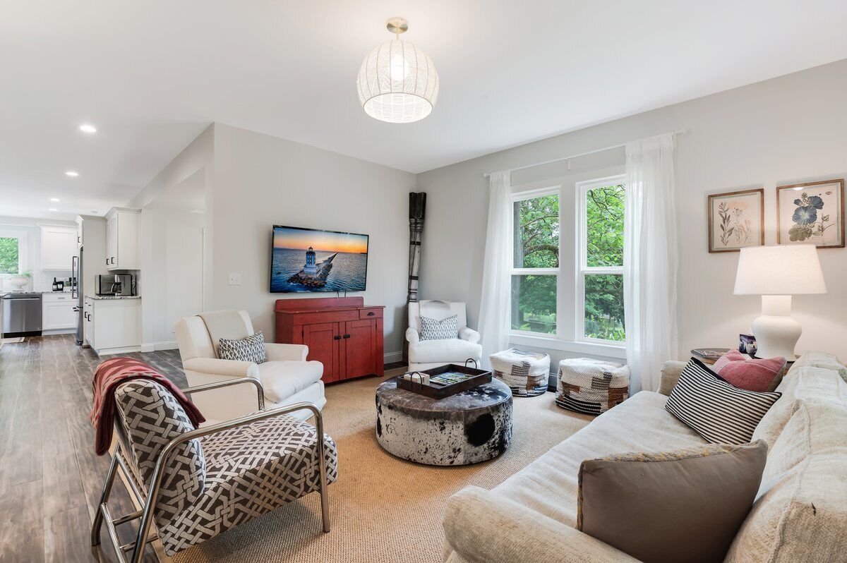 The Greenhouse: A Picturesque Pet-Friendly Home Walk-Friendly to Downtown Dundee