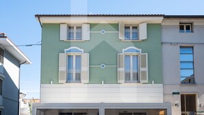 A two-story building with a green facade and white trim. - D'Annunzio Residence - Sedna - Apartment a stone's throw from the sea (Pineto)