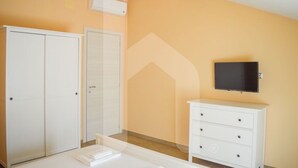 A bedroom with a wardrobe, a television, and a bedside table. - D'Annunzio Residence - Sedna - Apartment a stone's throw from the sea (Pineto)