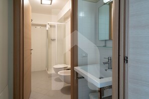 Chuveiro, secador de cabelo, bidê, toalhas de banho
