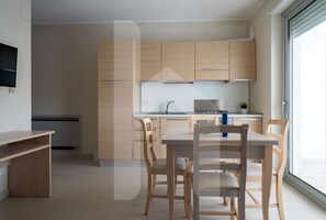 Fridge, oven, stovetop, toaster - The recently-built Résidence Cerrano Park consists of two buildings with 12 three-room apartments, and offers guests the unique opportunity to have breakfast while enjoying a breathtaking view of the m (Foggetta)