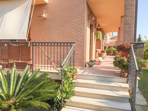 Property grounds - Independent villa on three levels (Pineto)