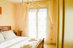 5 bedrooms, bed sheets - Independent villa on three levels (Pineto)