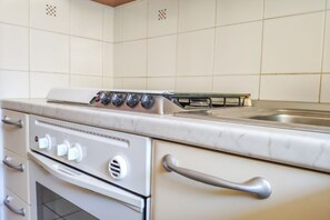 Frigorifero, forno, piano cottura, pentole/stoviglie/utensili