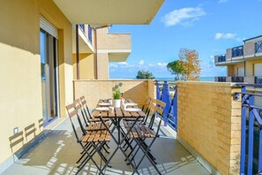 Outdoor dining - G.Bay C13 - First floor apartment with balcony overlooking the sea and swimming (Foggetta)
