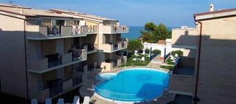 G.Bay C13 - First floor apartment with balcony overlooking the sea and swimming