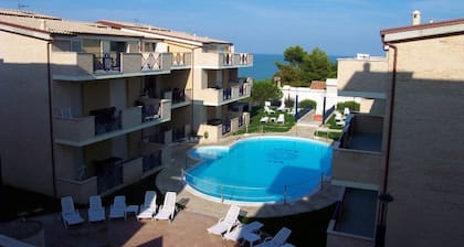 G.Bay C13 - First floor apartment with balcony overlooking the sea and swimming