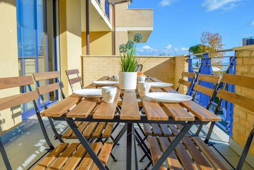 G.Bay C13 - First floor apartment with balcony overlooking the sea and swimming
