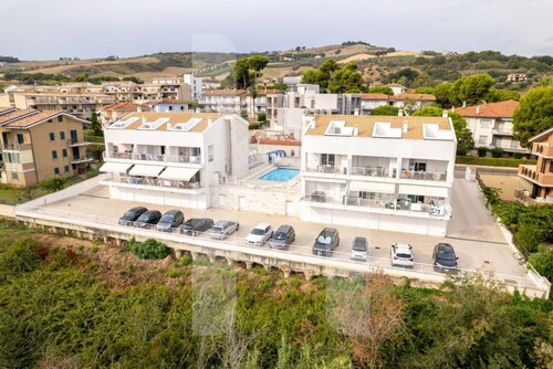 De construction récente, la Résidence Cerrano Park est composée de deux bâtiments, avec 12 appartements de trois pièces, et offre à ses hôtes la possibilité unique de prendre le petit déjeuner tout en profitant d'une vue imprenable sur la zone m