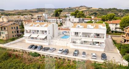 De construction récente, la Résidence Cerrano Park est composée de deux bùtiments, avec 12 appartements de trois piÚces, et offre à ses hÎtes la possibilité unique de prendre le petit déjeuner tout en profitant d'une vue imprenable sur la zone m