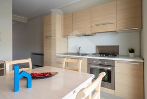 Fridge, oven, stovetop, toaster - The recently-built Résidence Cerrano Park consists of two buildings with 12 three-room apartments, and offers guests the unique opportunity to have breakfast while enjoying a breathtaking view of the m (Pineto)