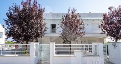 De construction récente, la Résidence Cerrano Park est composée de deux bùtiments, avec 12 appartements de trois piÚces, et offre à ses hÎtes la possibilité unique de prendre le petit déjeuner tout en profitant d'une vue imprenable sur la zone m