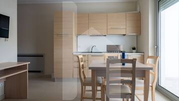 Frigorifero, forno, piano cottura, tostapane
