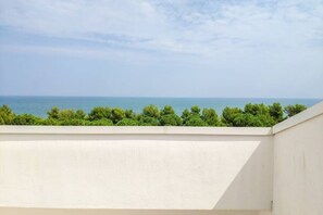 Un balcone con vista sul mare e sul verde.