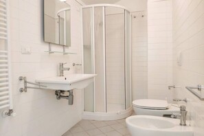 Douche, sèche-cheveux, bidet, serviettes fournies