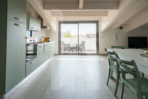 Fridge, oven, stovetop, cookware/dishes/utensils