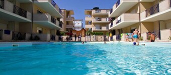 G.Bay C14 - Appartamento al primo piano con balcone vista mare e piscina