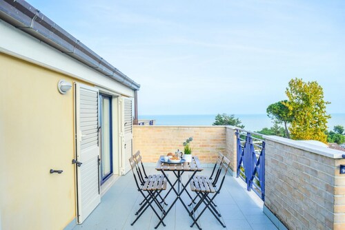 G.Bay C21 - Second floor apartment with balcony overlooking the sea and the pool